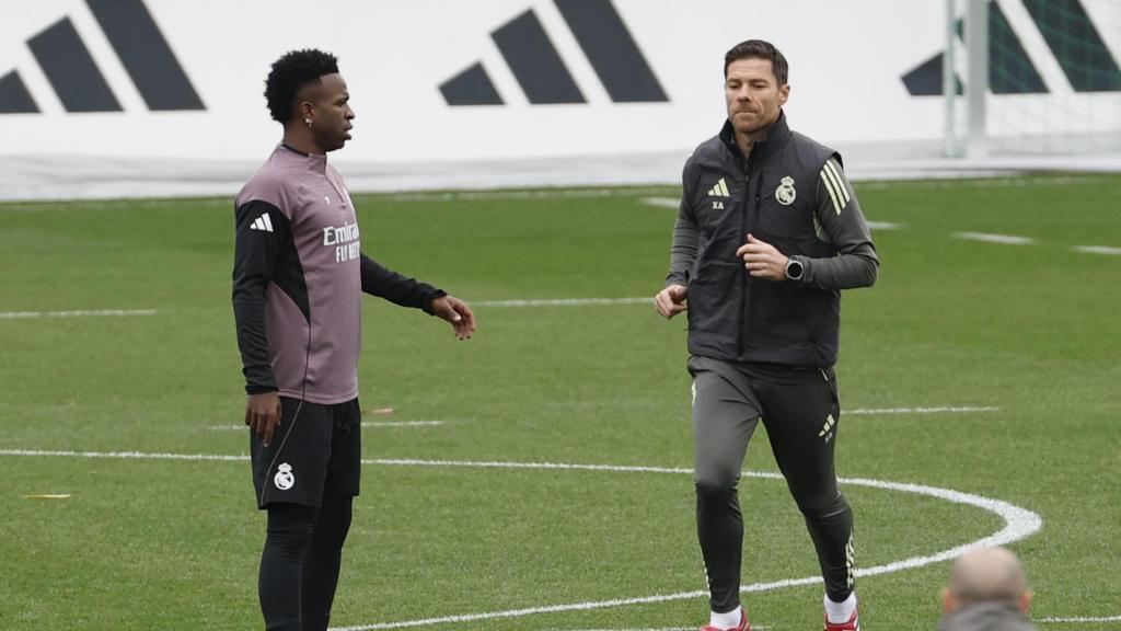 Xabi Alonso, en el entrenamiento del Real Madrid junto a Vinicius