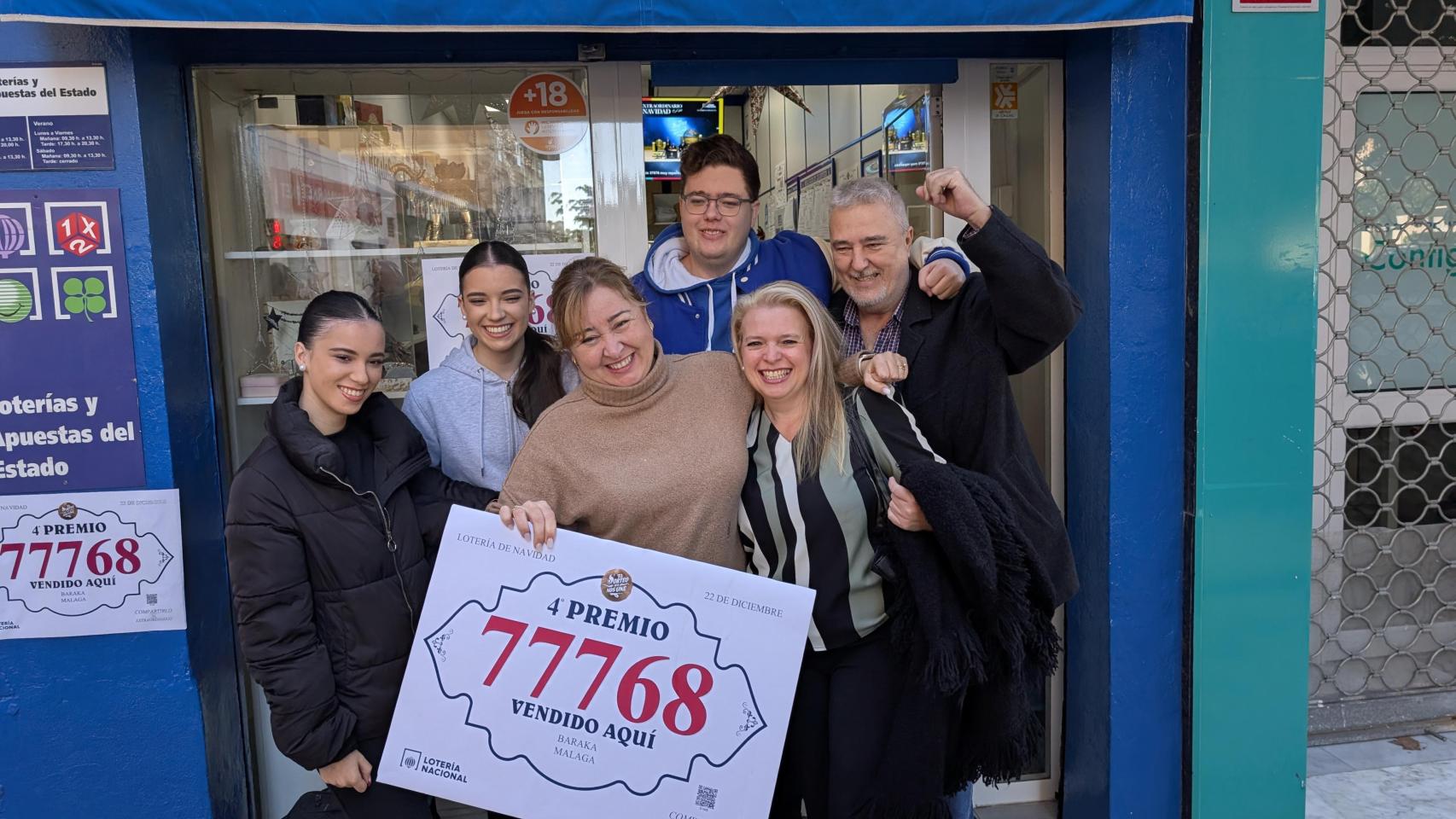 Ana Cuevas, lotera, junto a ganadores el pasado año.