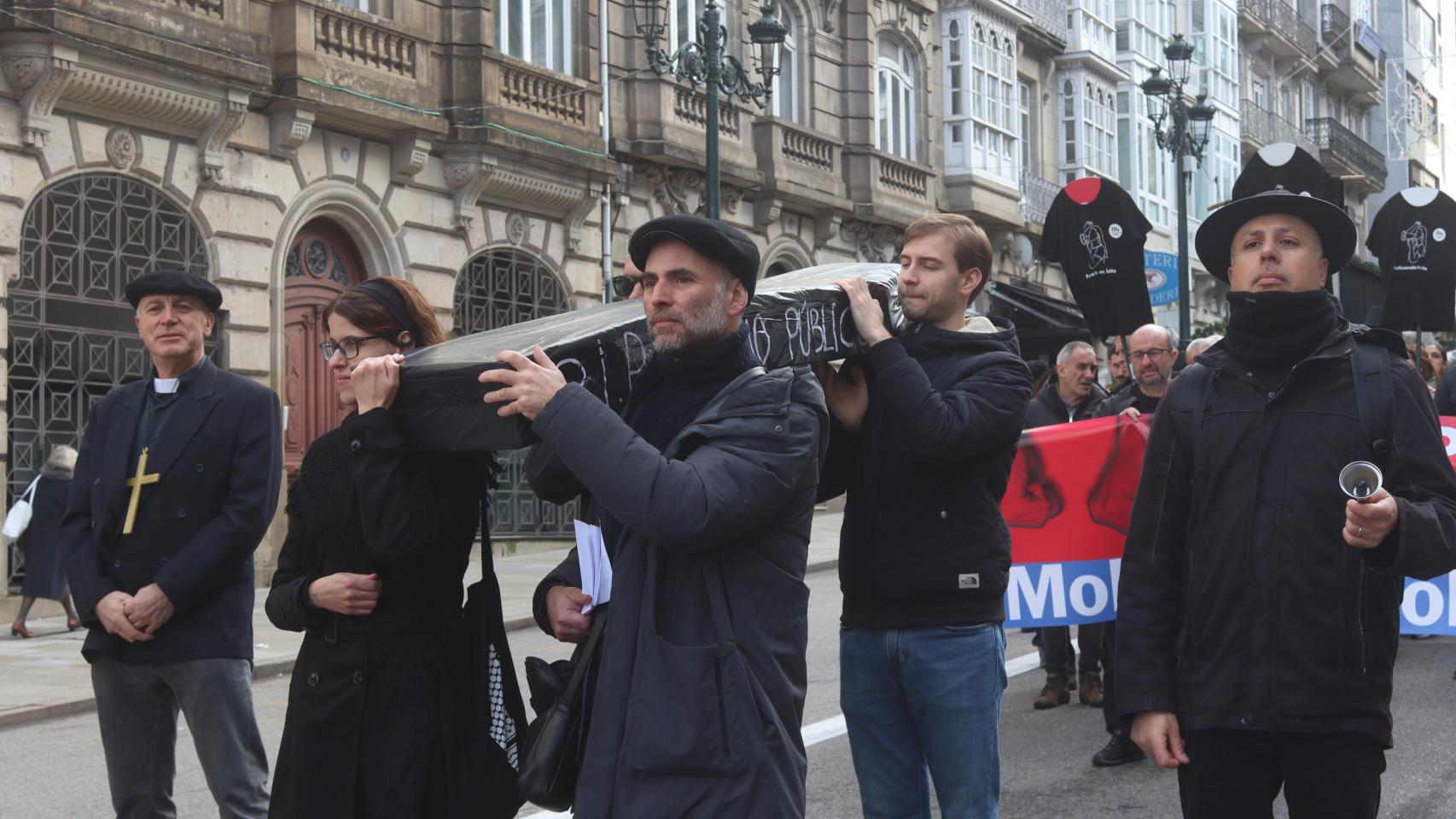 Marcha fúnebre de la educación organizada por la CIG, en Vigo, a 16 de diciembre de 2025