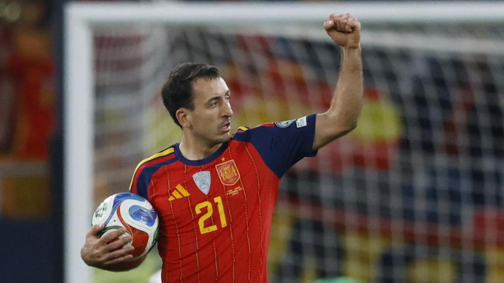 Oyarzabal celebra un gol con la selección