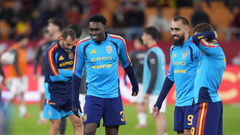 Samu Aghehowa y Borja Iglesias, calentando con la selección