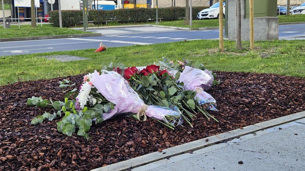 Placa en homenaje a Pilar y a Toño, la pareja fallecida en un accidente en la Nochebuena de 2020.