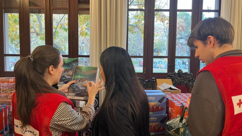 Entrega de juegos y juguetes a familias.