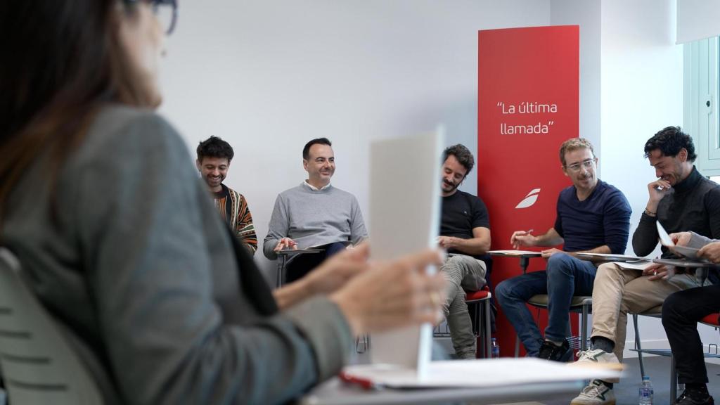 El elenco del programa repasa el guion.