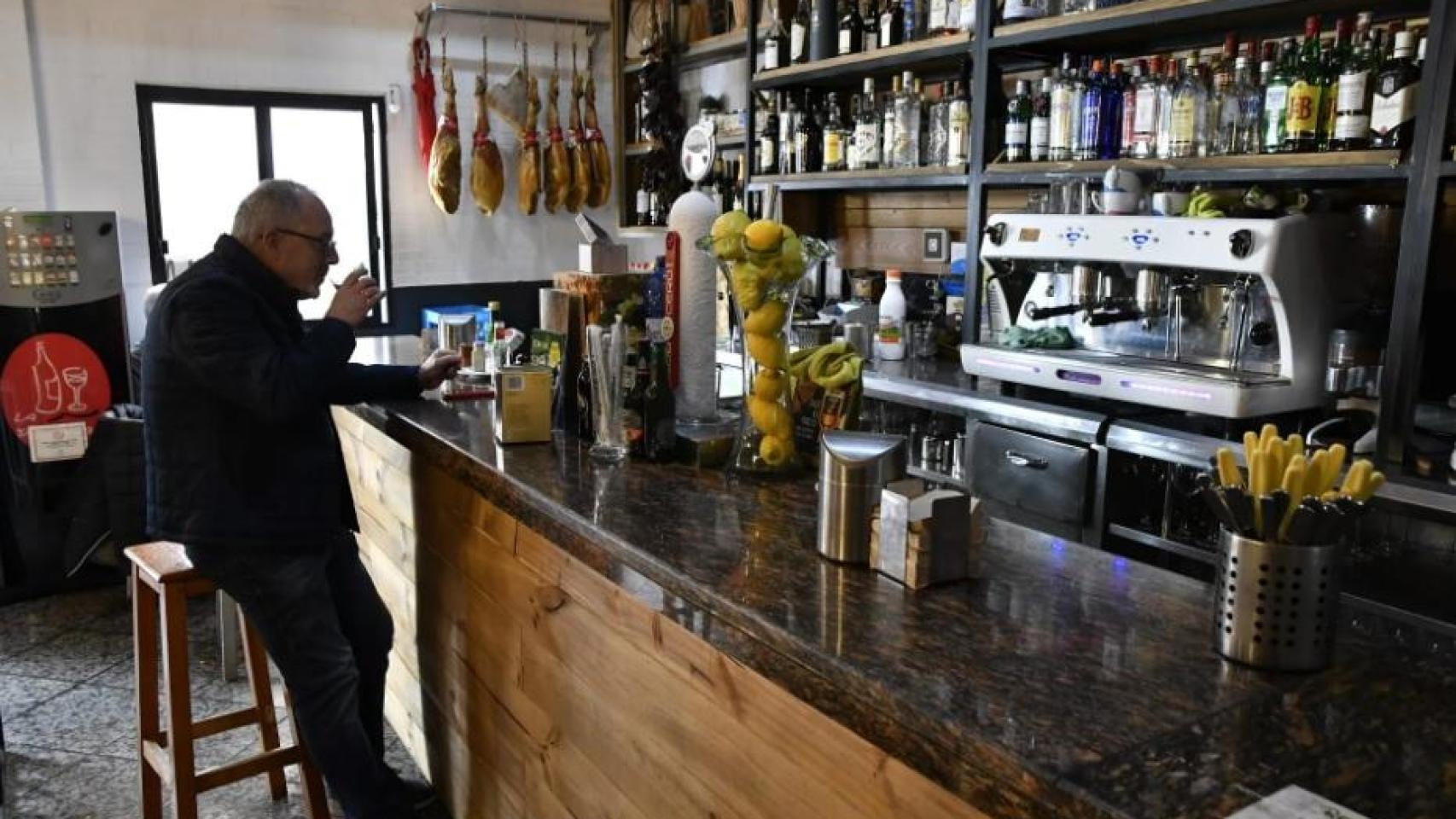 Un cliente en la barra de un bar de Enix (Almería)