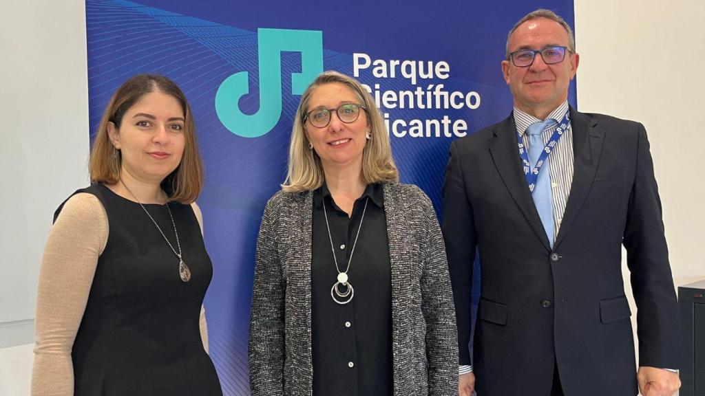 Ana Beik, CEO de Golden Owl junto a María Jesús Pastor (UA) y Esteban Pelayo (PCA) en el momento de la vinculación al PCA.