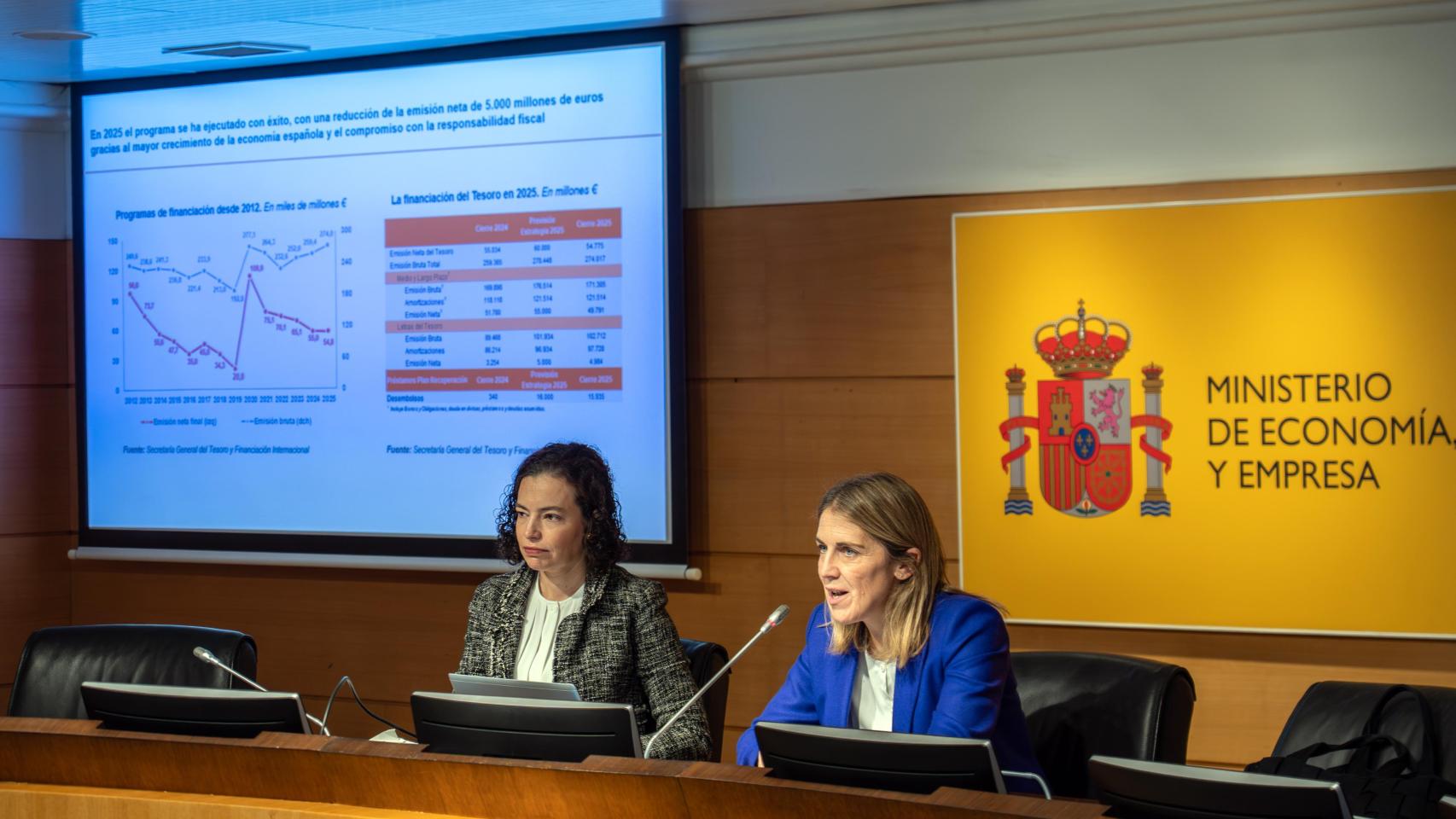 La secretaria general del Tesoro, Paula Conthe, junto a la directora general del Tesoro y política financiera, Carla Díaz Álvarez de Toledo.