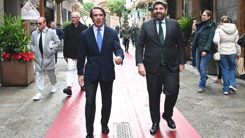 El expresidente del Gobierno, José María Aznar, y el jefe del Ejecutivo de la Región de Murcia y líder del PP murciano, Fernando López Miras, este martes, paseando por las calles de la capital del Segura.