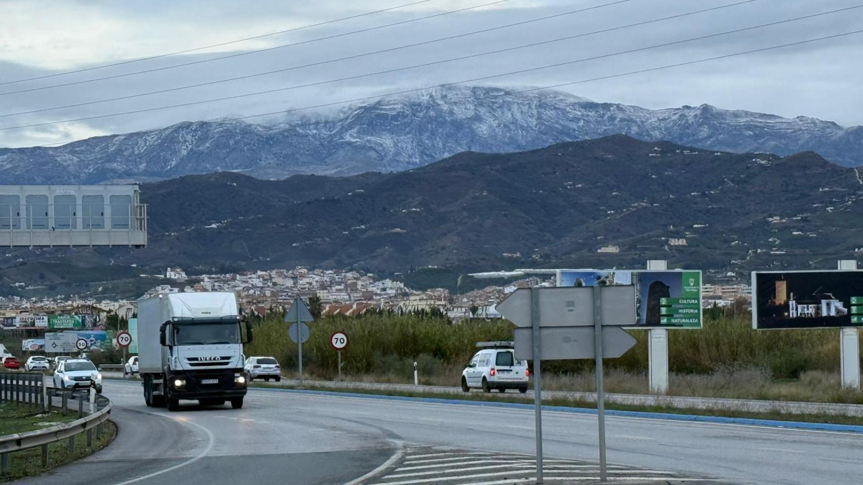 La borrasca Emilia deja la silueta de La Maroma nevada vista desde Vélez-Málaga.