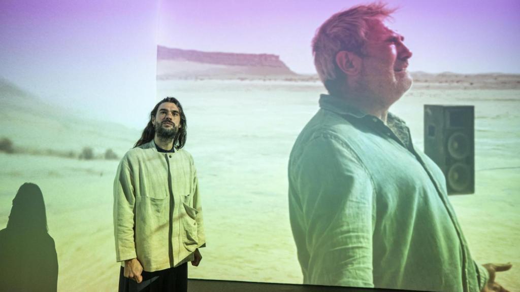 El cineasta gallego Oliver Laxe, ante la instalación 'Oliver Laxe, HU/هُوَ. Bailad como si nadie os viera'. Foto: EFE/ Fernando Villar.