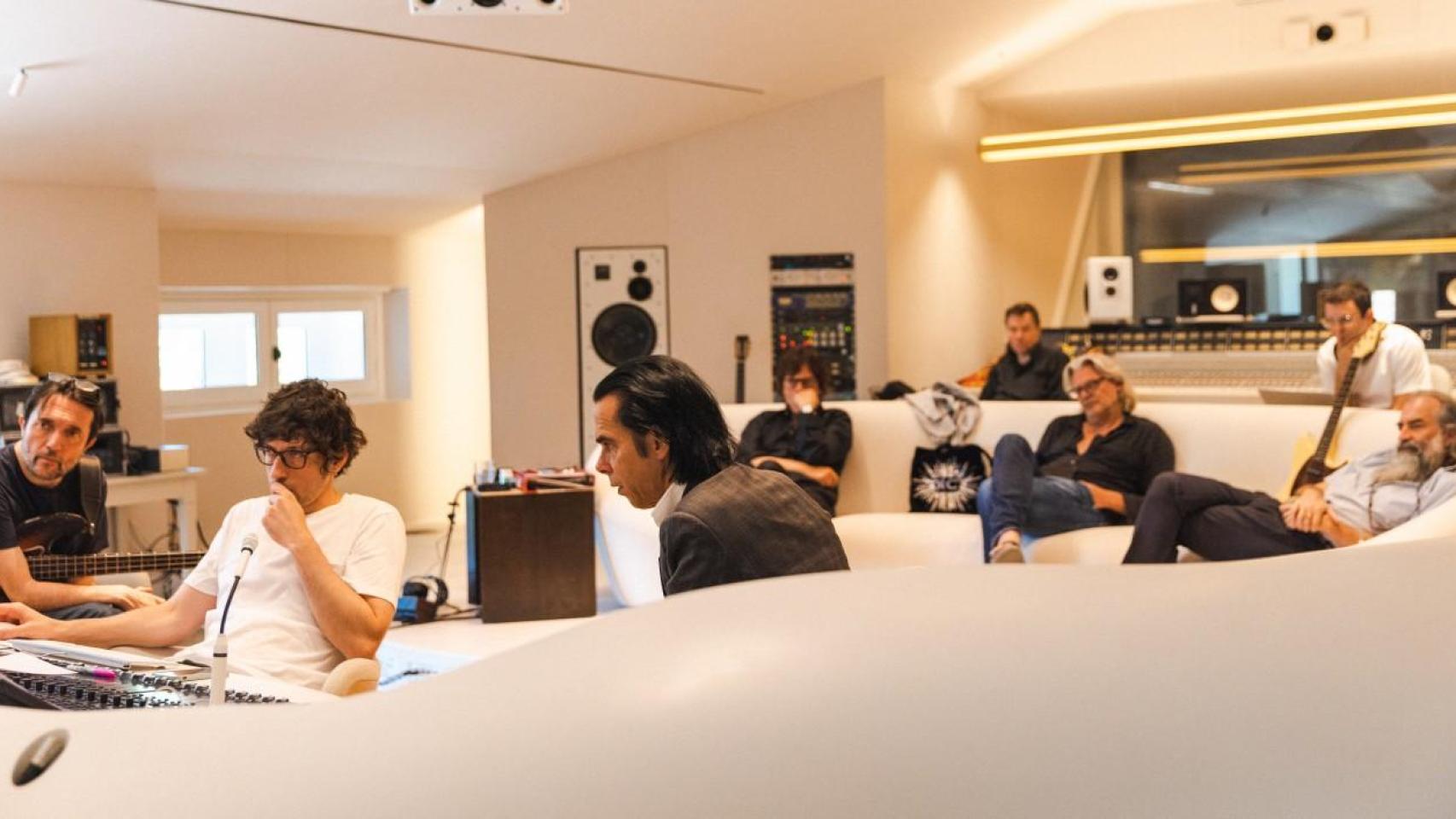 Nick Cave, en el centro, con su banda The Bad Seeds y Luis Almau a la izquierda, con gafas.