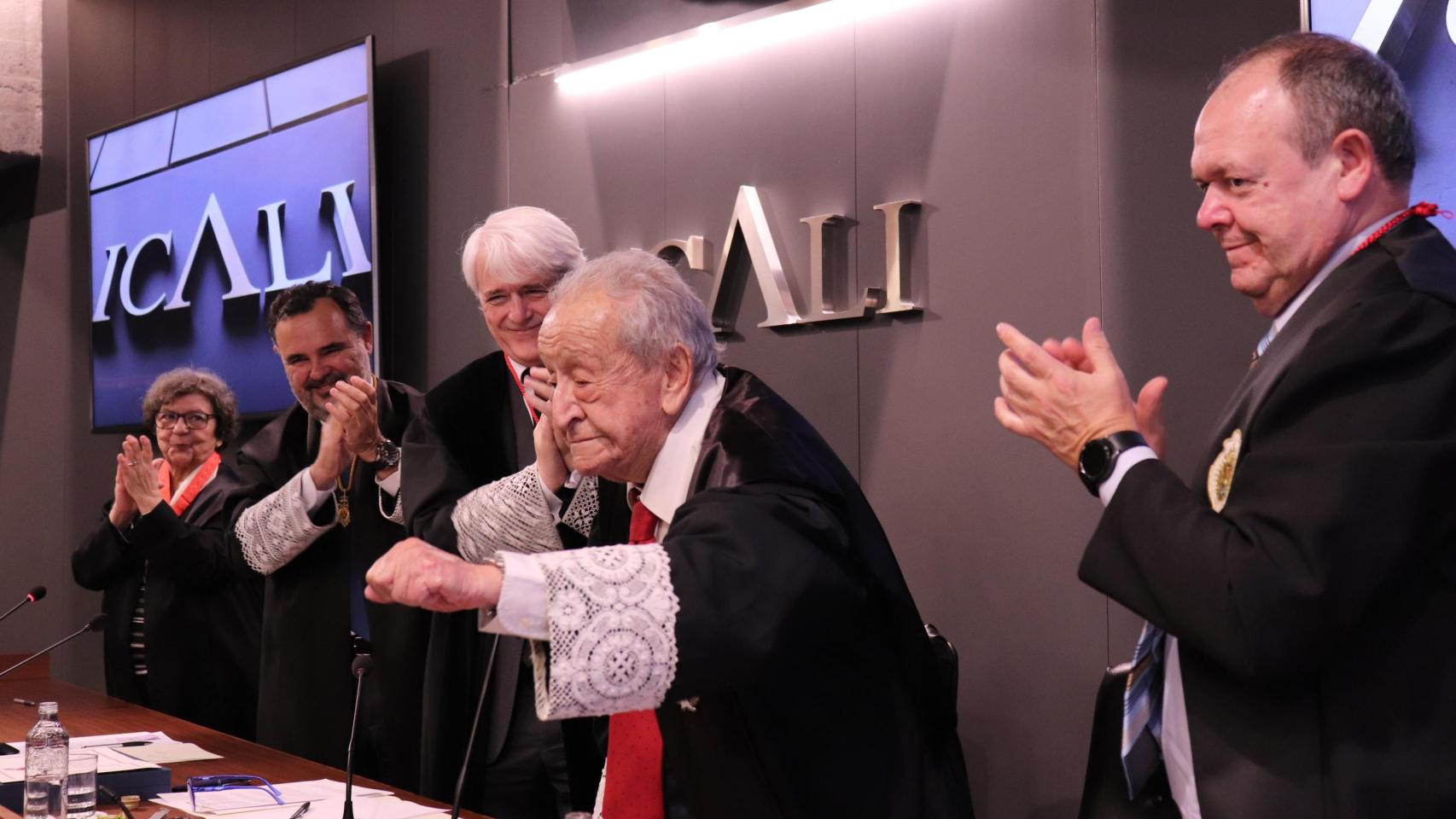 El presidente del Consejo General de la Abogacía Española (CGAE), Salvador González, impone la Cruz al Mérito en el Servicio de la Abogacía a Manuel Caballero.