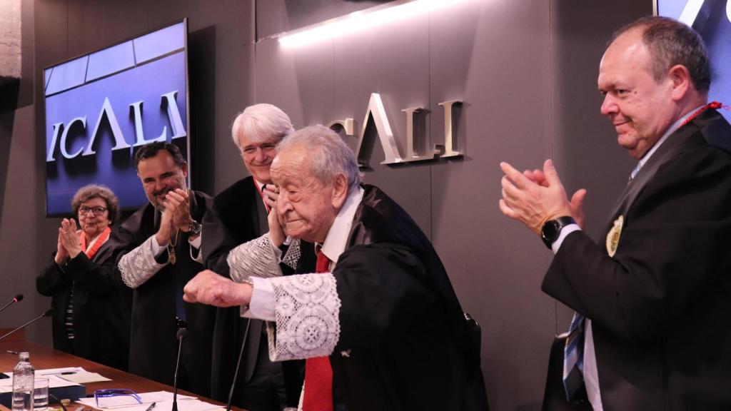El presidente del Consejo General de la Abogacía Española (CGAE), Salvador González, impone la Cruz al Mérito en el Servicio de la Abogacía a Manuel Caballero.