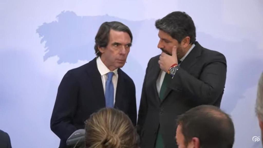 Aznar y López Miras charlando en los momentos previos al comienzo de la charla