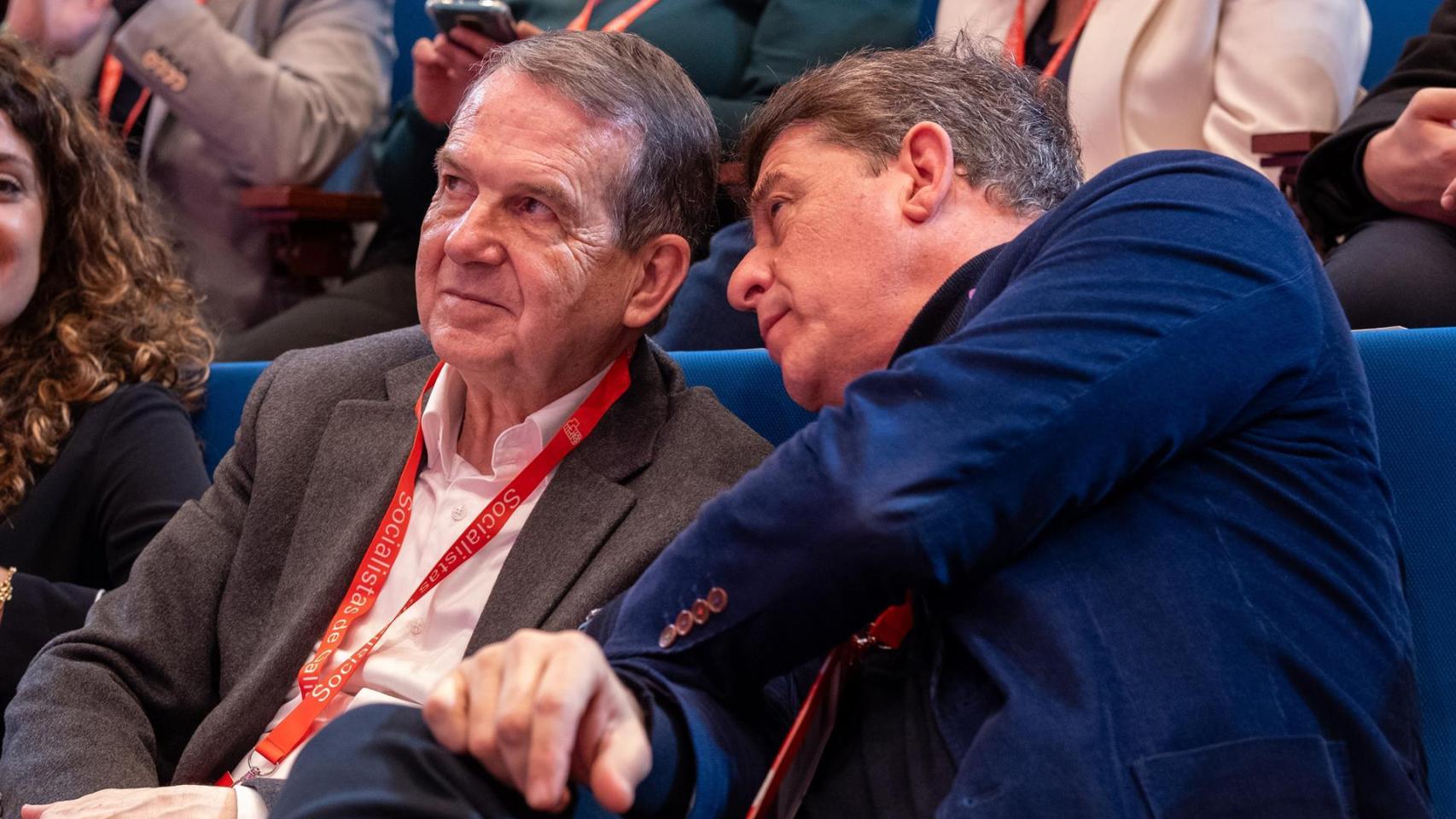 Abel Caballero y el secretario general del PSdeG, José Ramón Gómez Besteiro, en el XV Congreso Regional del PSdeG, en marzo de 2025