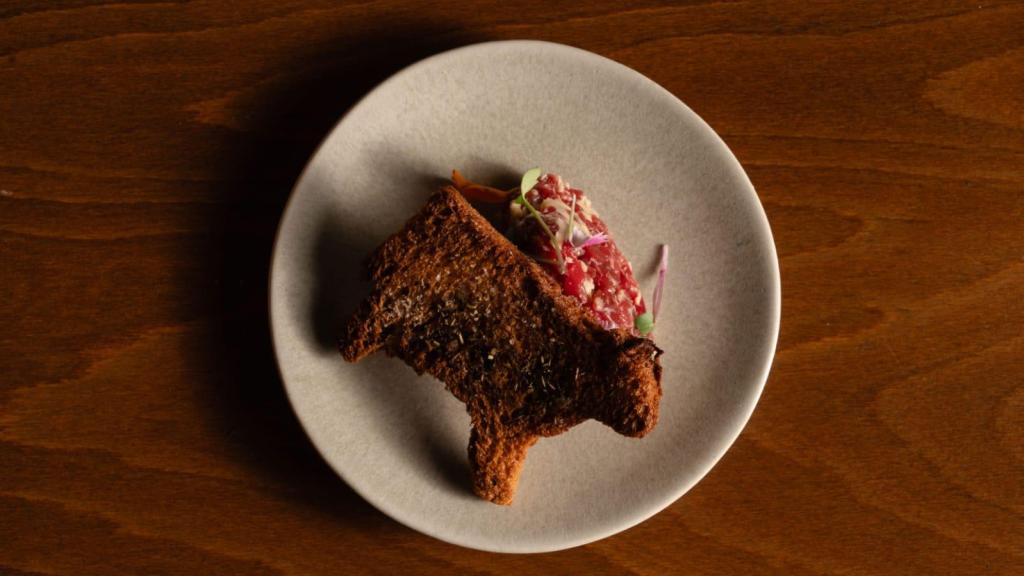 Tartar de vaca madurada, holandesa de tuétano y brioche tostado de Amets.