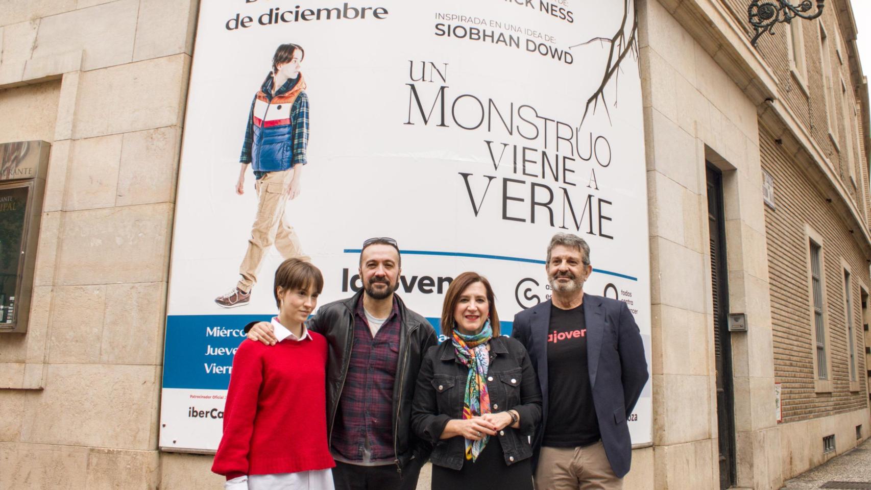 Artistas de la versión teatral de ‘Un monstruo viene a verme’.