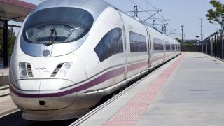 Imagen de un tren del servicio Avant en la estación de tren de Santa Bárbara, en Toledo.