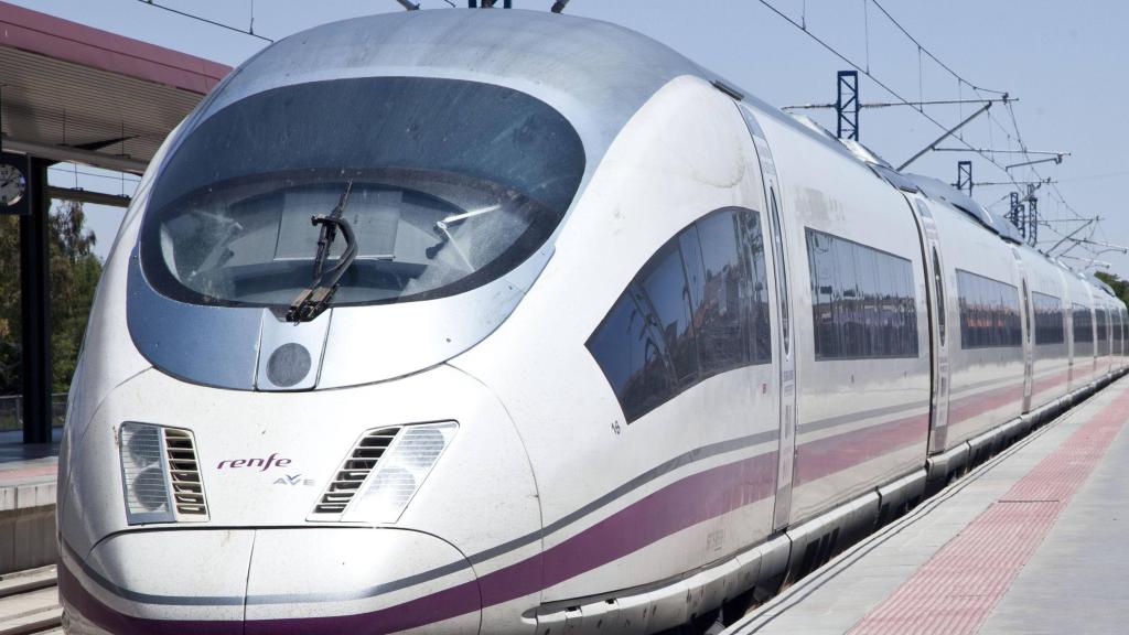 Imagen de un tren del servicio Avant en la estación de tren de Santa Bárbara, en Toledo.