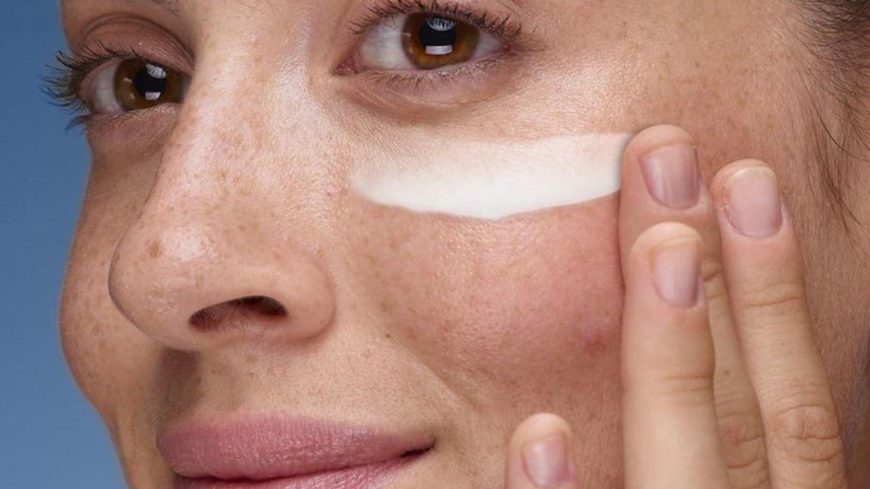 ¿No utilizas contorno de ojos? Aquí tienes una señal para incluirlo en tu rutina en 2026