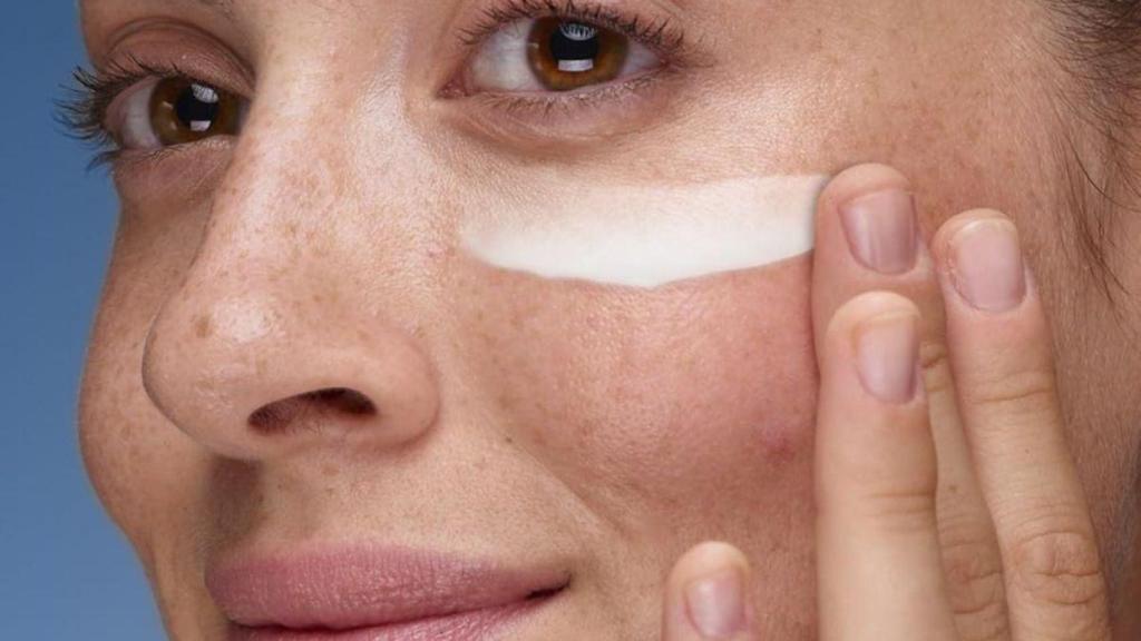 ¿No utilizas contorno de ojos? Aquí tienes una señal para incluirlo en tu rutina en 2026