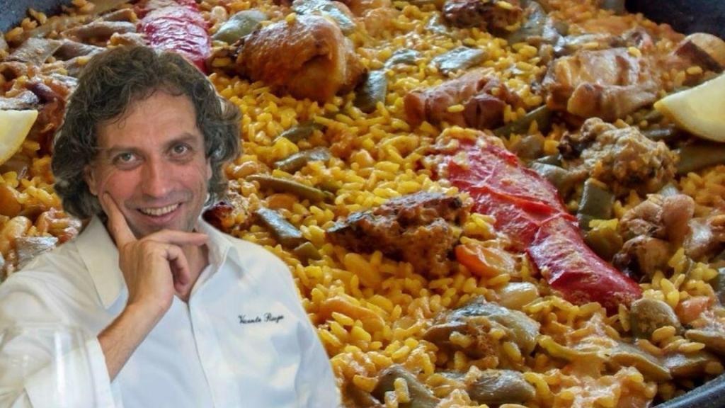 El chef Vicente Rioja junto a una paella.