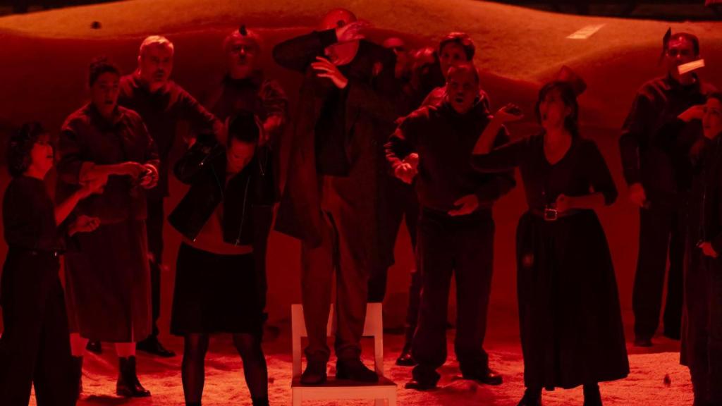 'Enemigo del pueblo', de Francisco Coll y Àlex Rigoa. Foto: Miguel Lorenzo / Les Arts.