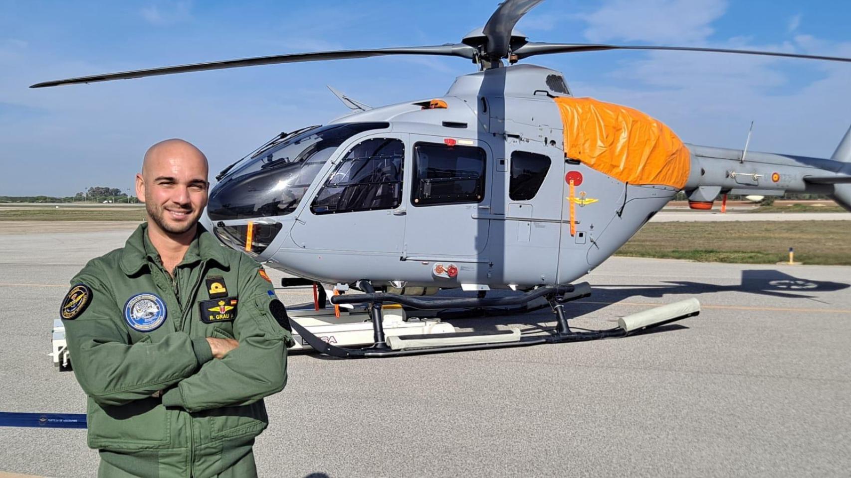 El alférez de navío Román Grau Veranger junto a un H135 de la Duodécima Escuadrilla