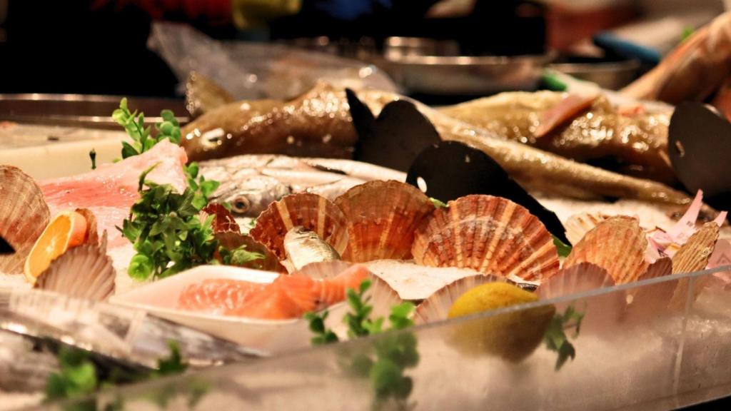 Mostrador de una pescadería de Vigo