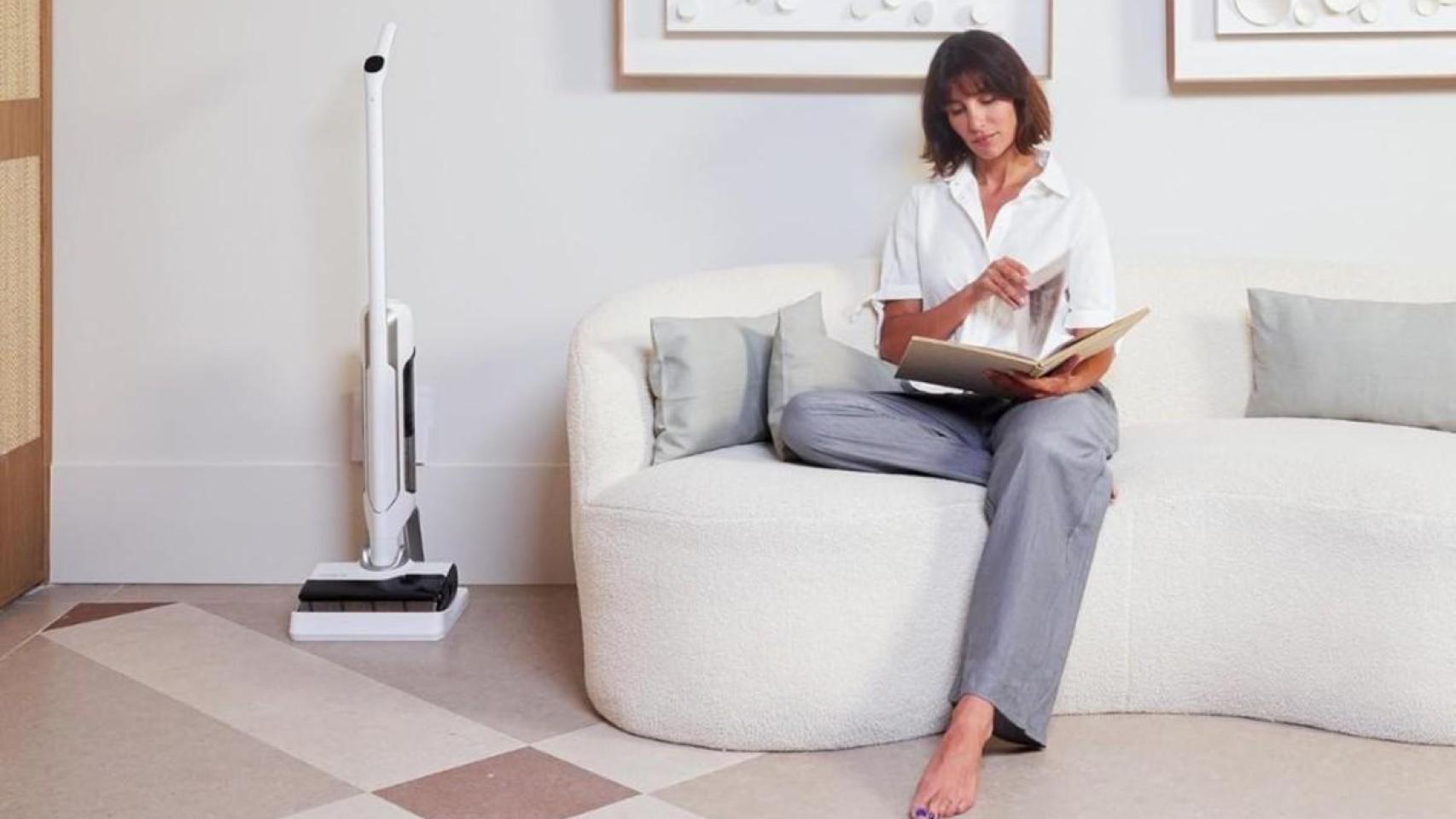 Olvídate de barrer y fregar por separado: esta es la fregona eléctrica que hace todo en una sola pasada