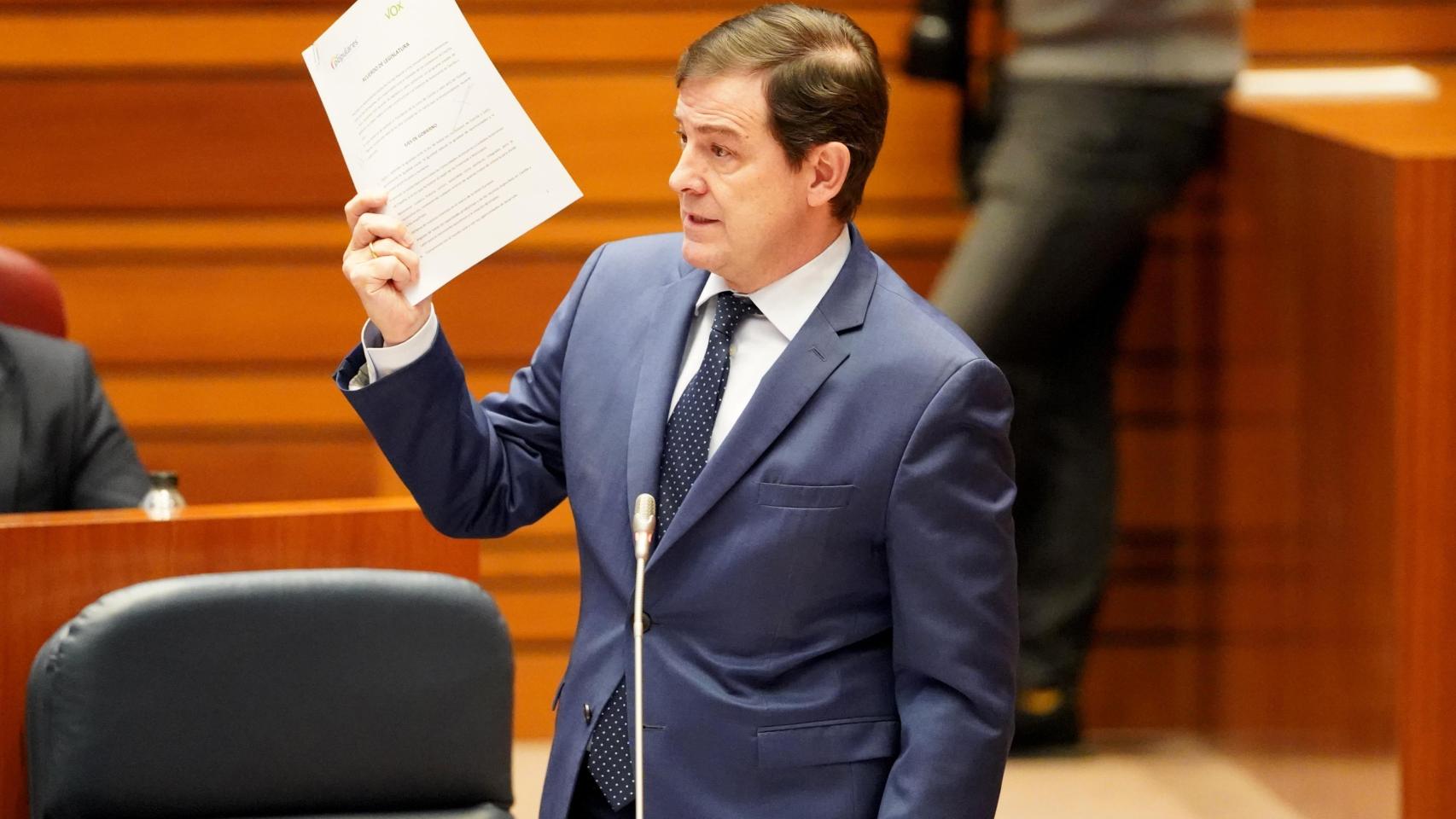 El presidente de la Junta, Alfonso Fernández Mañueco, durante su intervención en la primera jornada del pleno de las Cortes de Castilla y León