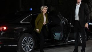 Ursula von der Leyen llega a una reunión con jefes de Estado y de gobierno europeos, junto con representantes de EEUU y la OTAN, en Berlín, este lunes.