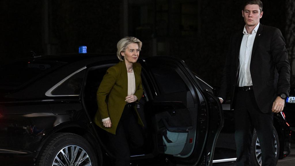 Ursula von der Leyen llega a una reunión con jefes de Estado y de gobierno europeos, junto con representantes de EEUU y la OTAN, en Berlín, este lunes.