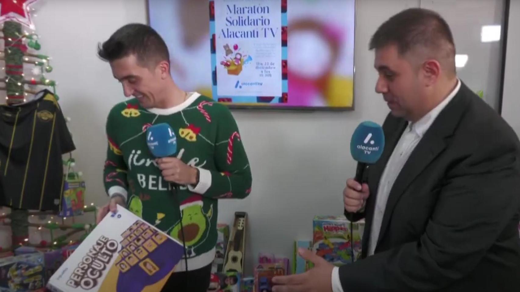 Una entrevista durante el primer telemaratón solidario de Alacantí TV.