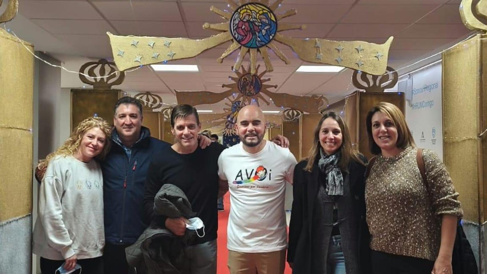 José Páez, con camiseta de AVOI, y representantes de El Divino Pastor.
