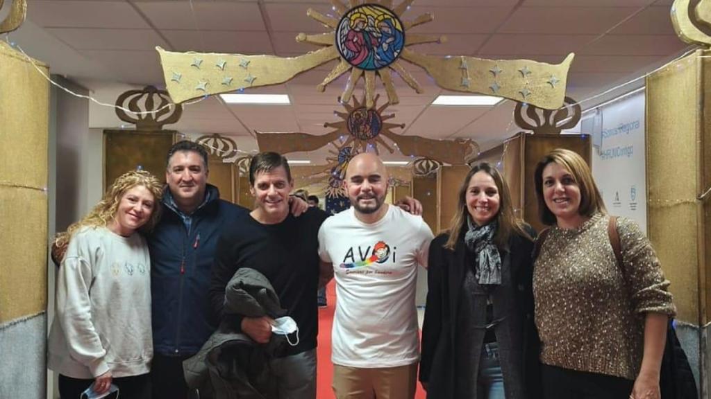 José Páez, con camiseta de AVOI, y representantes de El Divino Pastor.