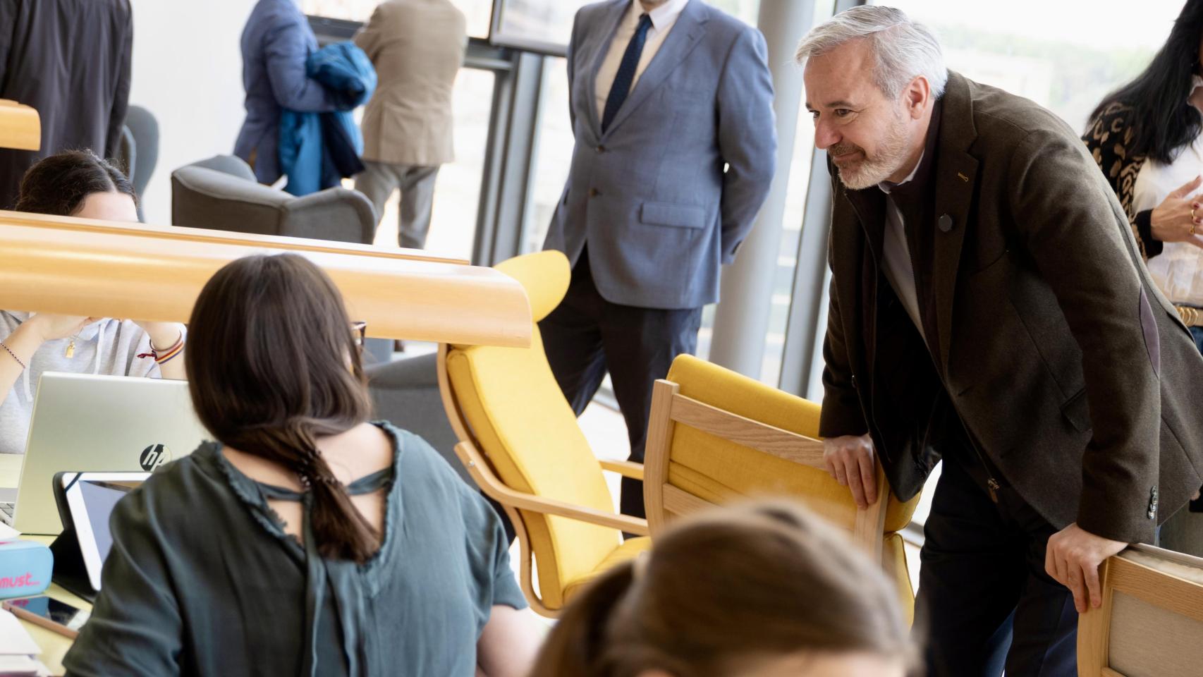 Azcón, en su visita a la Escuela Politécnica Superior de Huesca