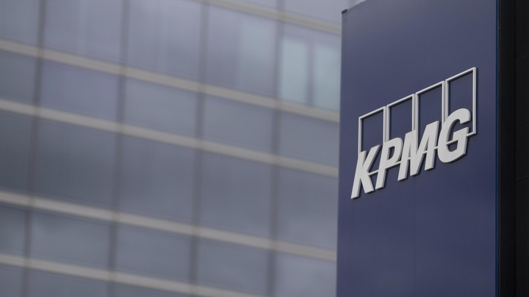 Logo de KPMG en su sede en Madrid.