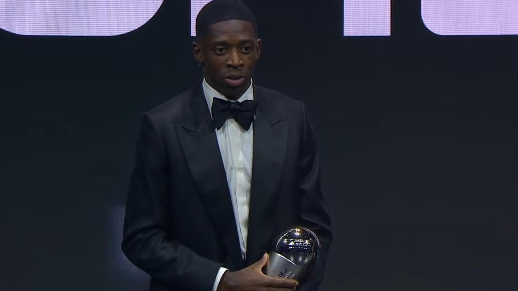 Dembélé posa con el premio The Best.