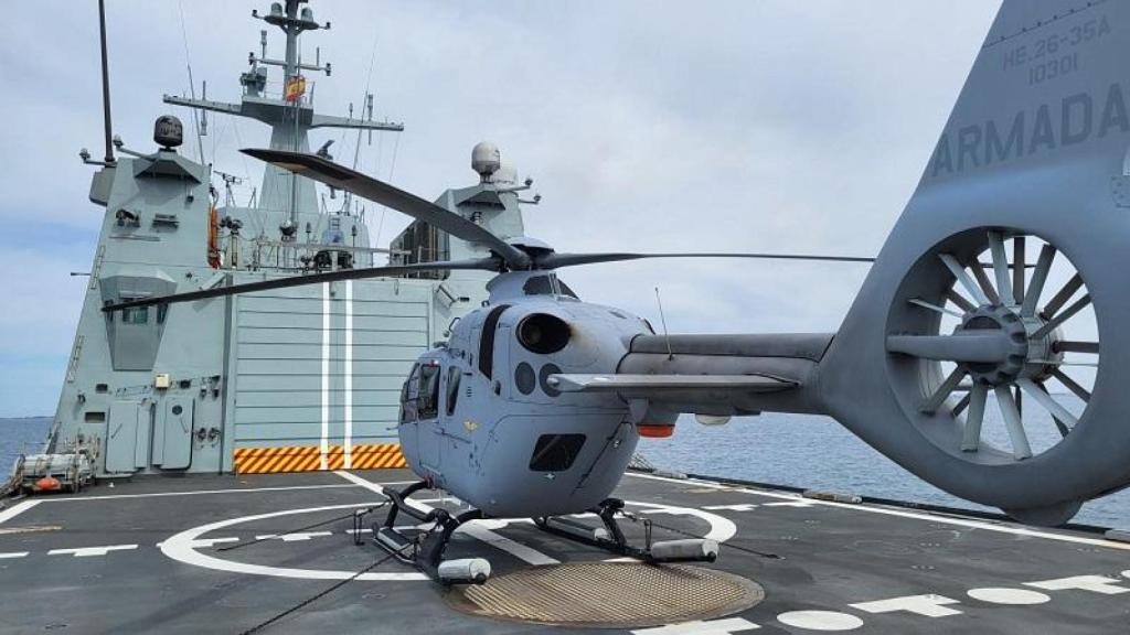Helicóptero H135 en la cubierta del BAM Relámpago de la Armada