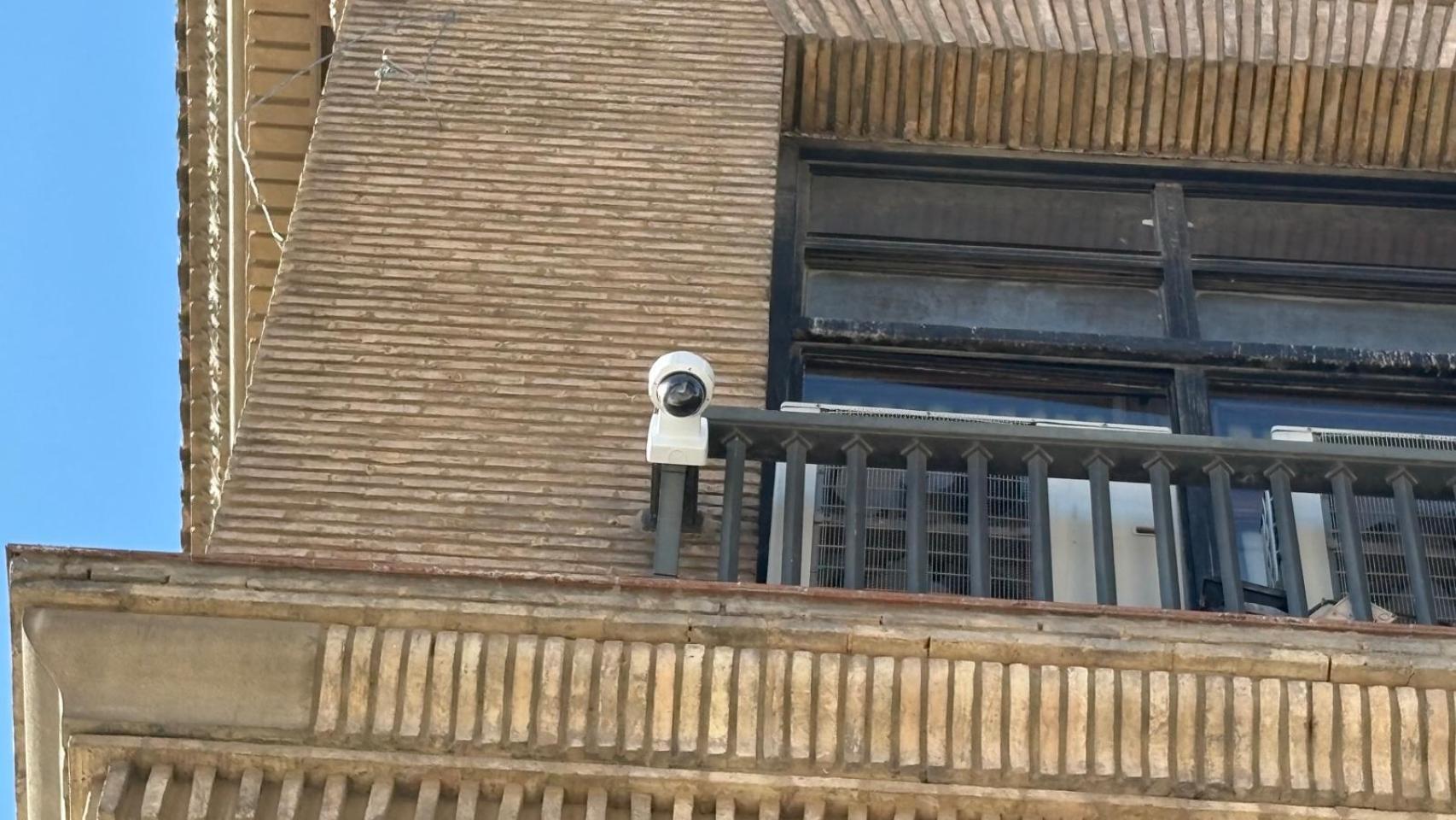 Una cámara de conteo y futura de videovigilancia en la plaza del Pilar de Zaragoza