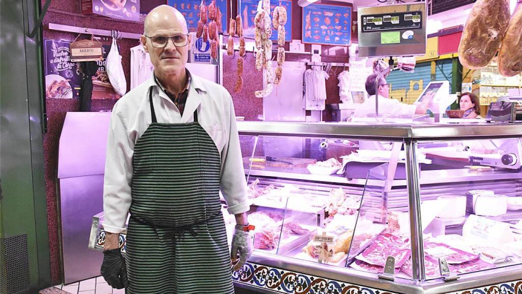 José Ignacio, carnicero con un puesto en el Mercado de El Campillo de Valladolid.