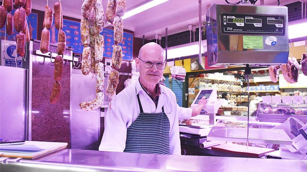 José Ignacio trabajando en su puesto del Mercado de El Campillo.