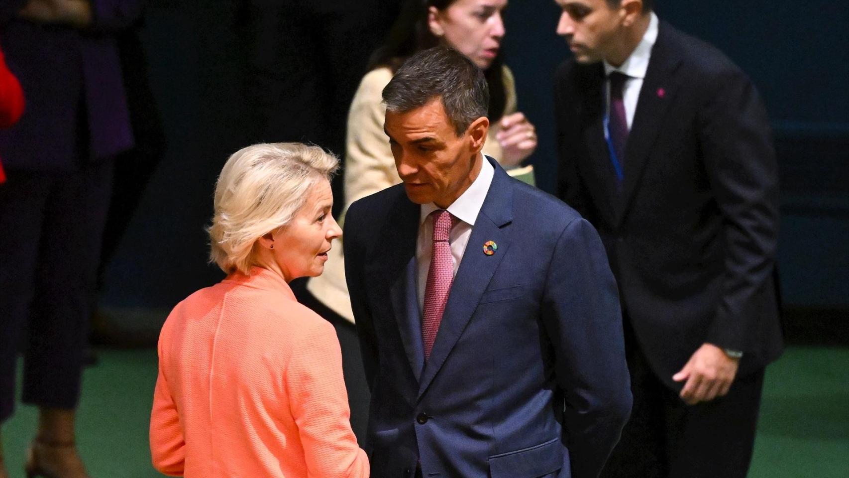El presidente del Gobierno español, Pedro Sánchez, habla con la presidenta de la Comisión Europea, Ursula von der Leyen.