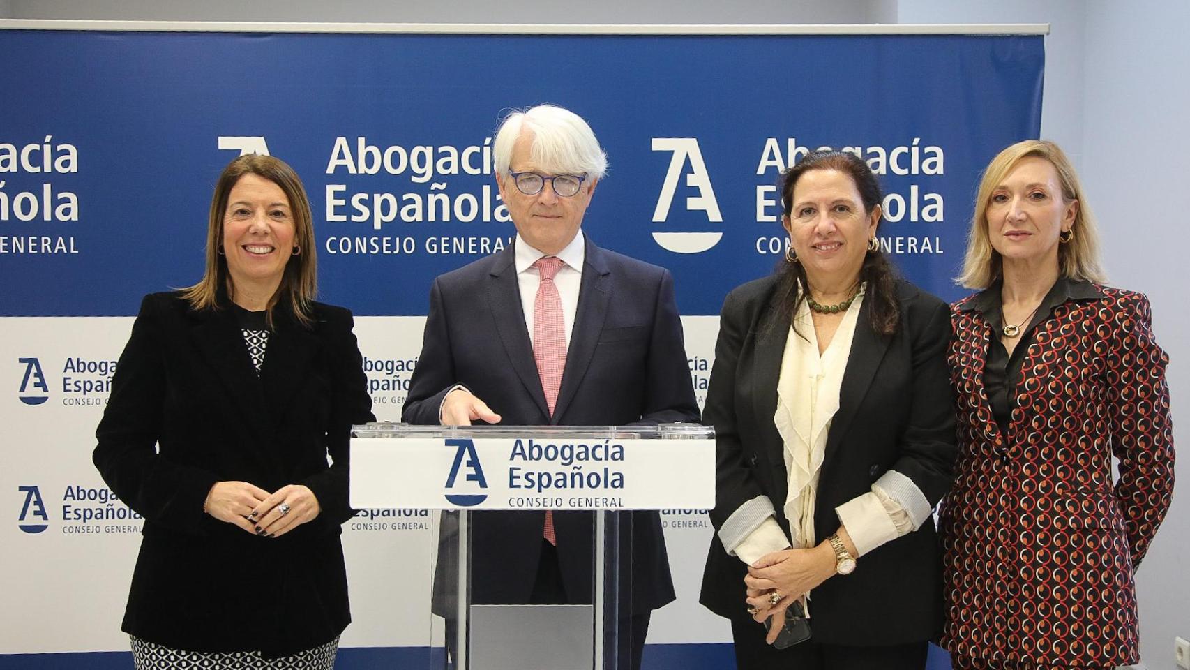 Salvador Domínguez, presidente del Consejo General de la Abogacía, junto a la decana de Barcelona Cristina Vallejo; la secretaria general, Encarna Orduna, y Marga Cerro, vicesecretaria general.