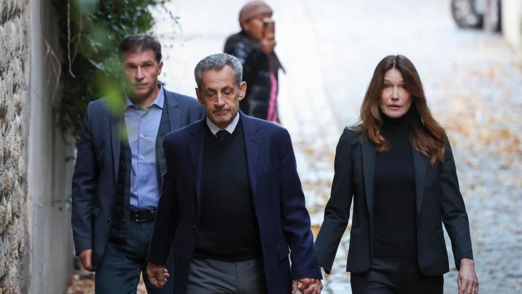 El expresidente francés Nicolas Sarkozy, acompañado de su mujer, Carla Bruni, antes de entrar a prisión el pasado 21 de octubre.
