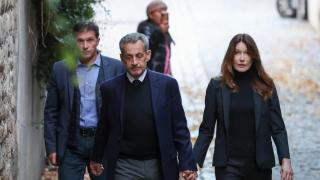 El expresidente francés Nicolas Sarkozy, acompañado de su mujer, Carla Bruni, antes de entrar a prisión el pasado 21 de octubre.