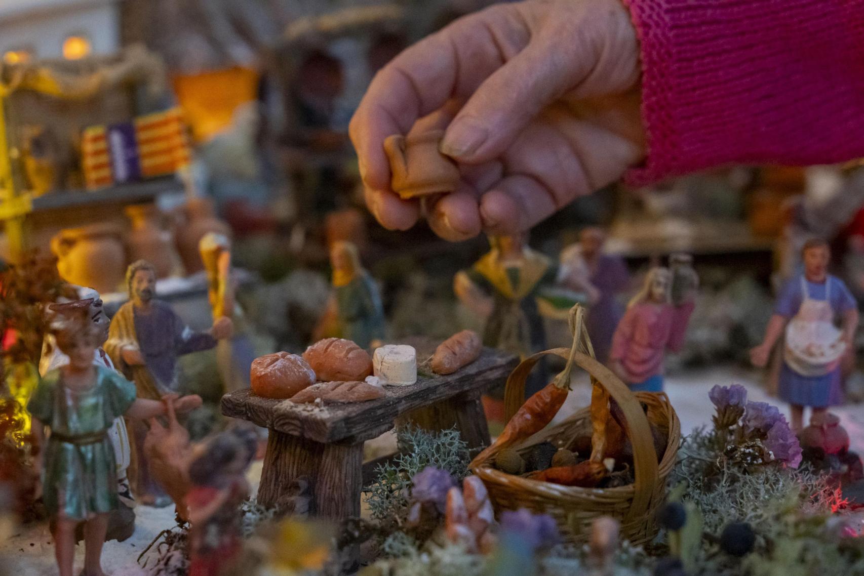 Catalina Maria Rayó muestra una de las piezas de su Belén.