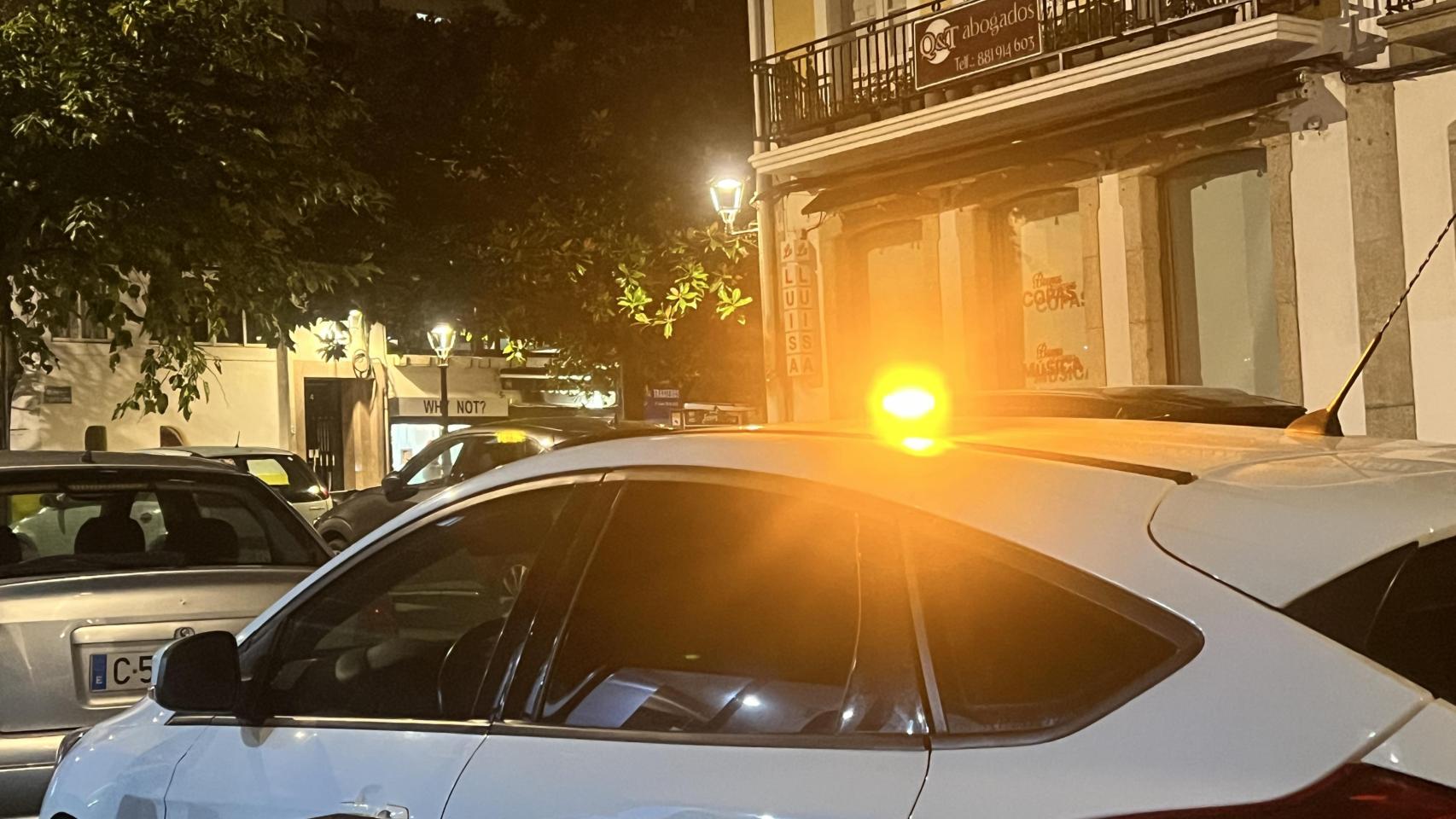 Un vehículo en A Coruña con la baliza V-16 encendida.