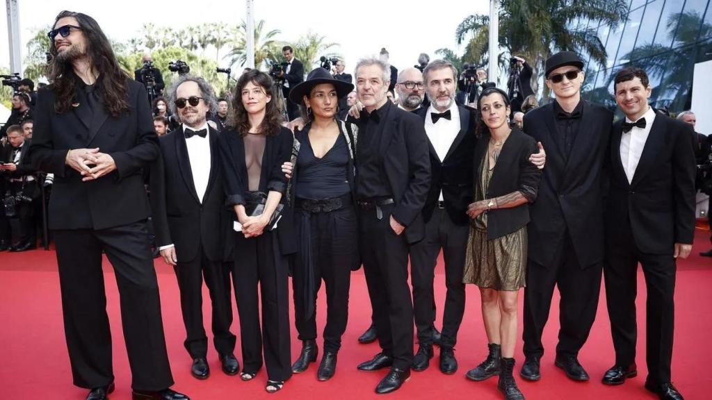 El equipo de 'Sirāt' [con Xavi Font séptimo a la derecha] en la alfombra roja de la ceremonia de clausura en la 78ª edición del Festival de Cannes.